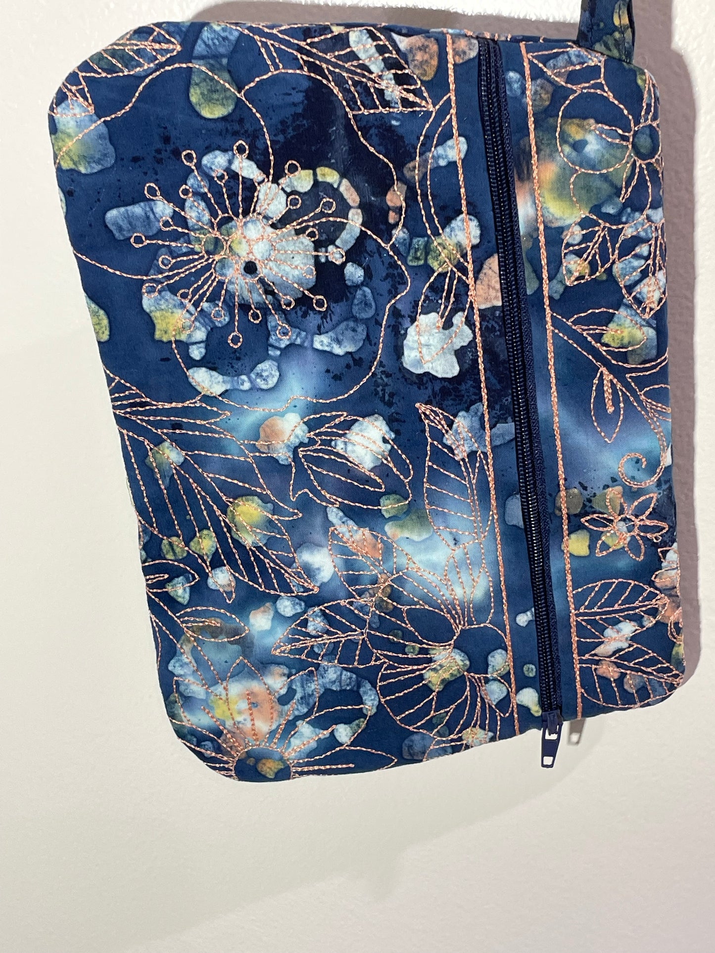 Wristlet clutch - Navy floral