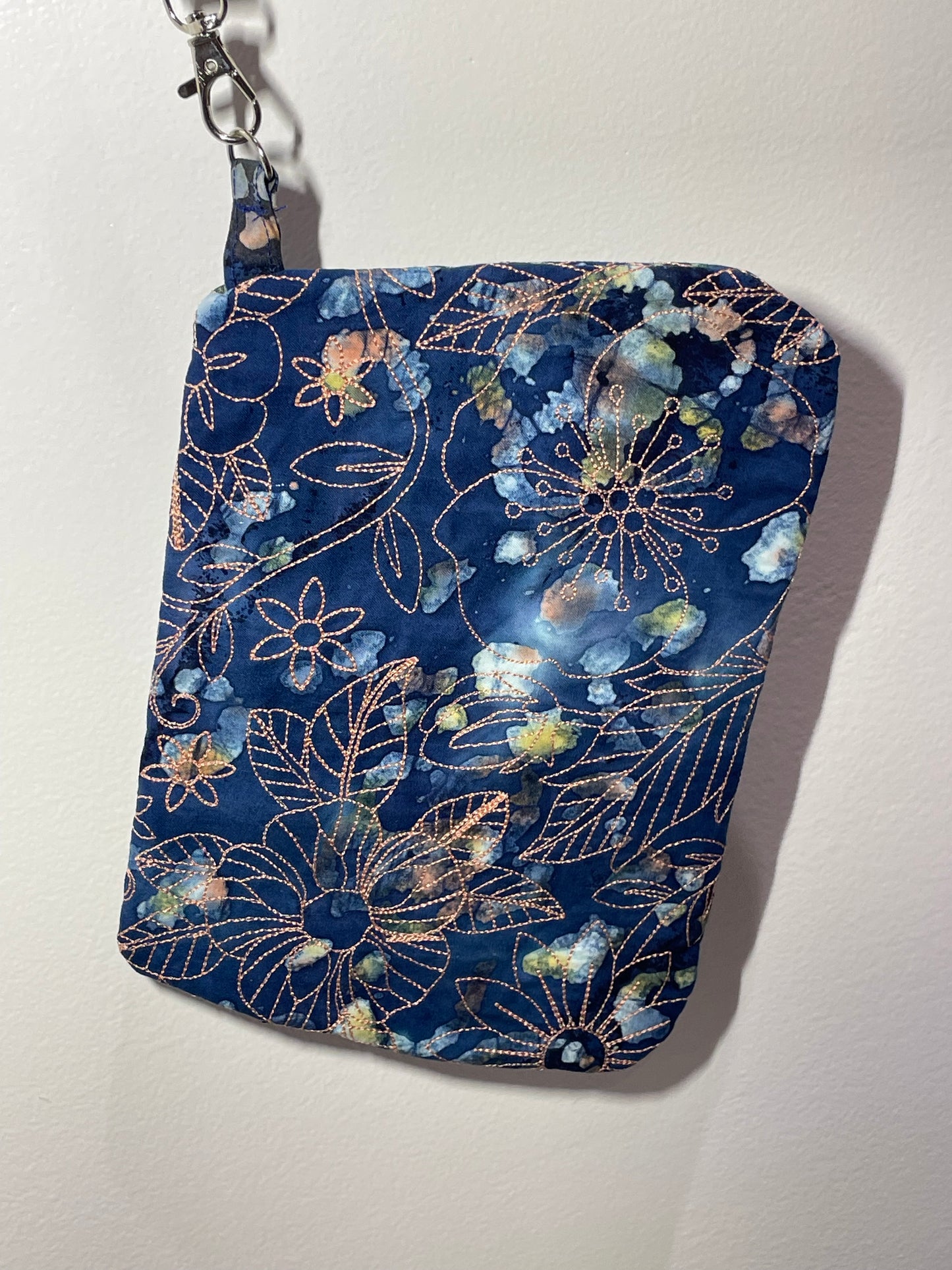 Wristlet clutch - Navy floral