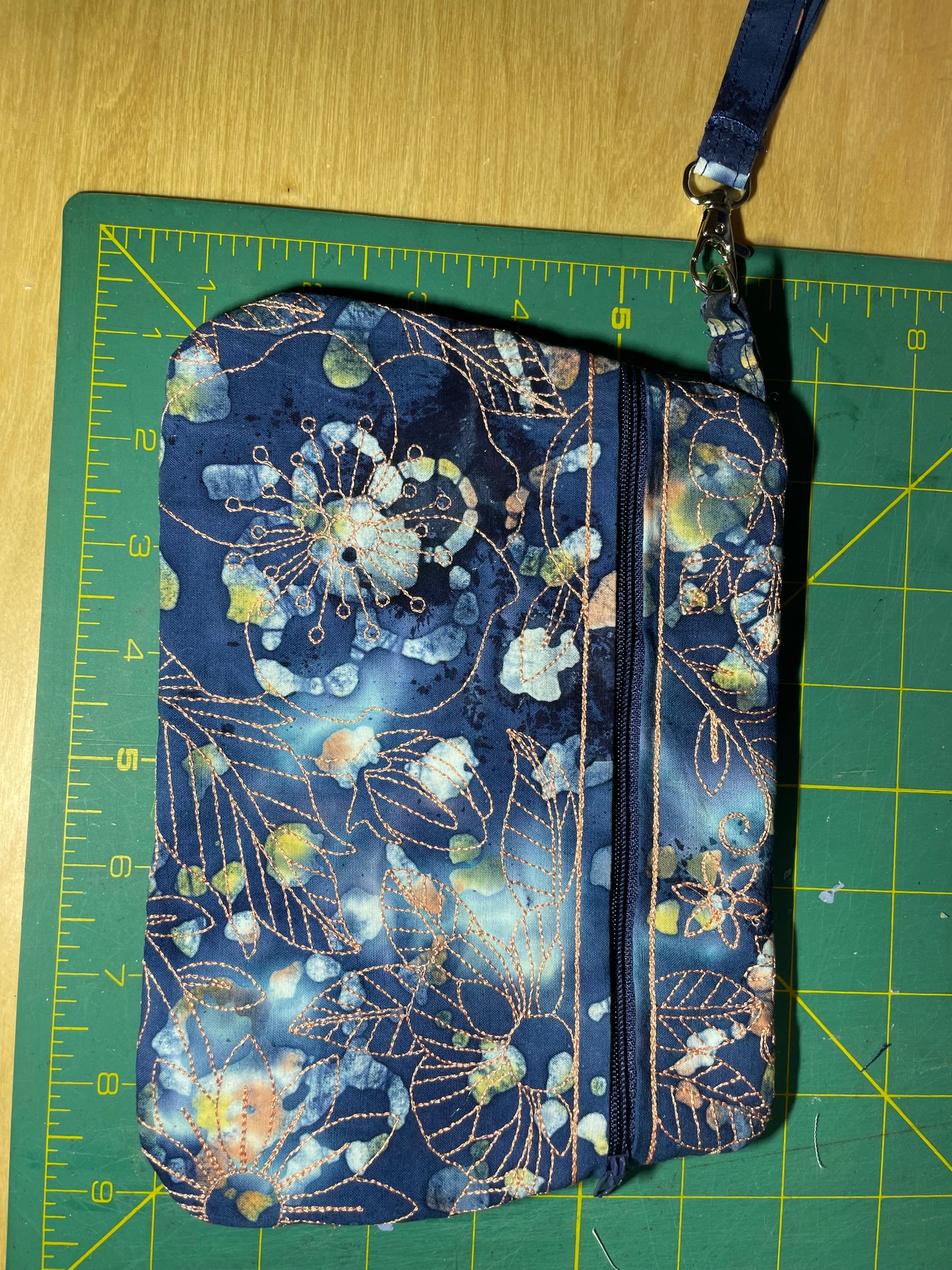 Wristlet clutch - Navy floral